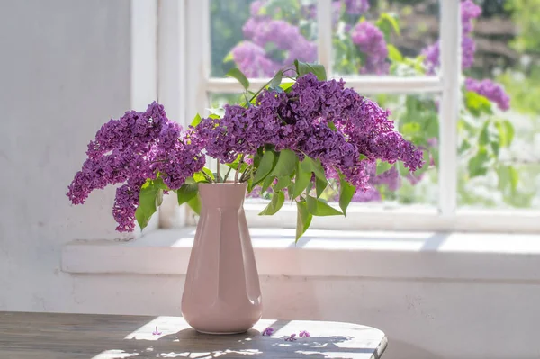 晴れた日に窓に花瓶を持つライラック — ストック写真