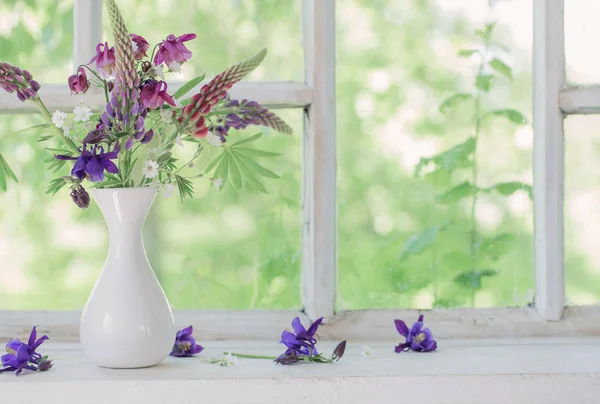 Nyári virágok fehér ablakpárkányon — Stock Fotó