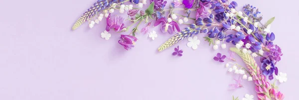 Roxo, azul, flores cor-de-rosa sobre fundo de papel — Fotografia de Stock