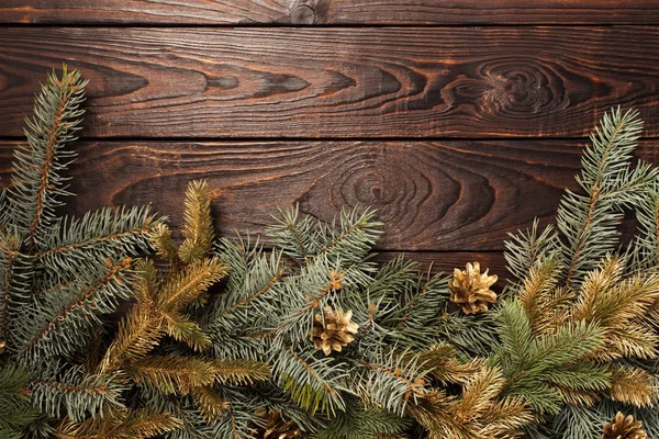 Ramas de abeto navideño sobre fondo viejo de madera oscura — Foto de Stock