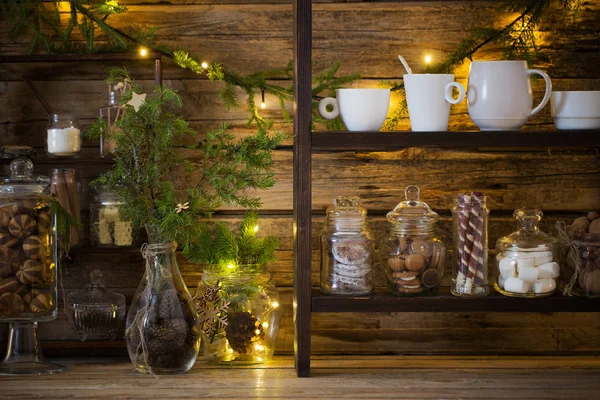 Weihnachtsdekoration Kakaobar mit Plätzchen und Süßigkeiten auf alten Platten — Stockfoto