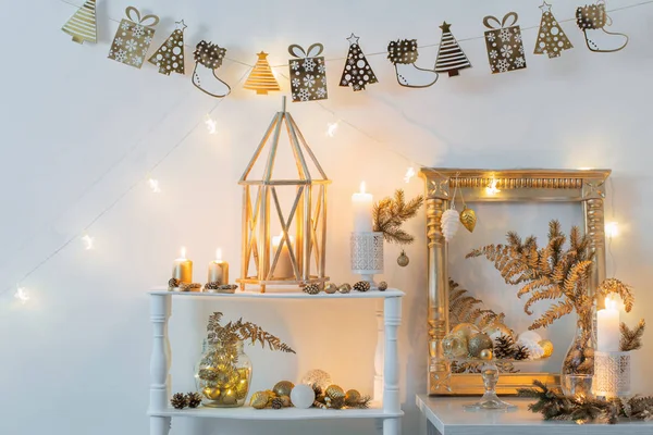 Beyaz iç döşemeli Noel altın dekoru — Stok fotoğraf