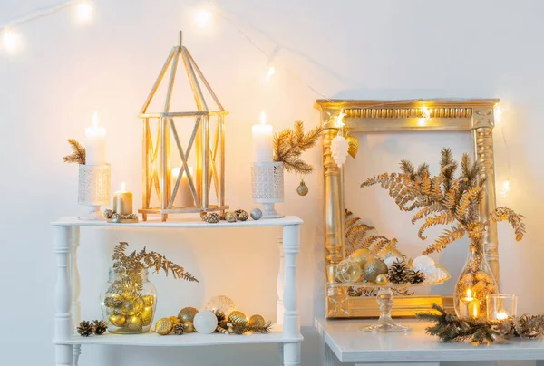Χριστουγεννιάτικη χρυσή διακόσμηση σε λευκό εσωτερικό — Φωτογραφία Αρχείου