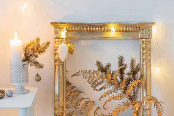 흰색 내부에 있는 크리스마스 황금빛 장식 — 스톡 사진