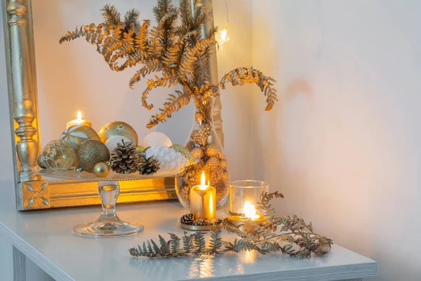 Beyaz iç döşemeli Noel altın dekoru — Stok fotoğraf