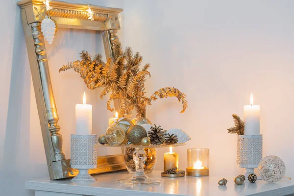 Decoración de oro de Navidad en el interior blanco —  Fotos de Stock