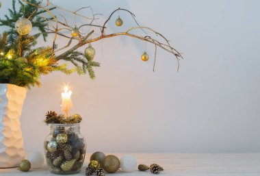 Beyaz arkaplanda beyaz vazoda Noel kompozisyonu 