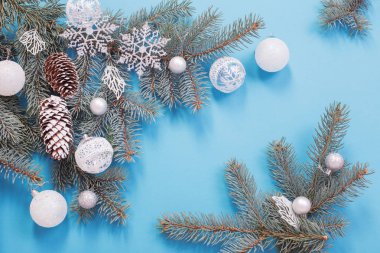 Mavi kağıt arka planda Noel süslemeleri 