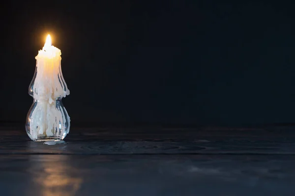 Hořící svíčka ve skleněném svícnu ve tvaru vánočního stromečku — Stock fotografie