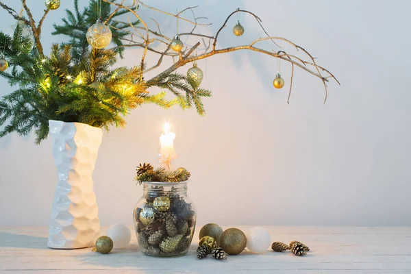 Weihnachtskomposition in weißer Vase auf weißem Hintergrund — Stockfoto