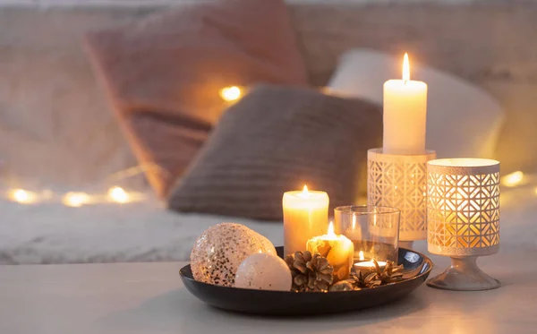 Weihnachtsdekoration mit brennenden Kerzen auf weißem Tisch — Stockfoto