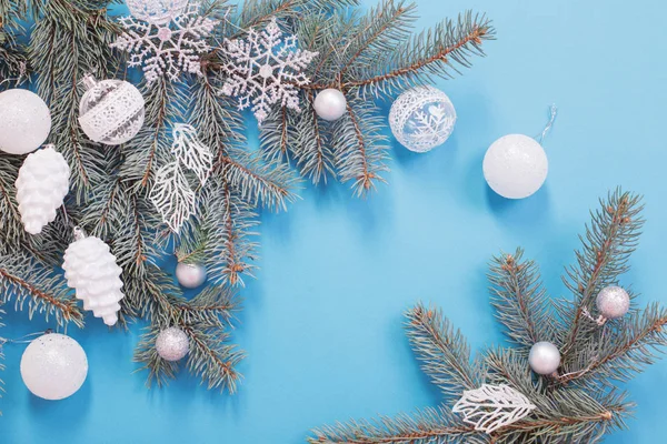 Decoraciones navideñas sobre fondo de papel azul —  Fotos de Stock