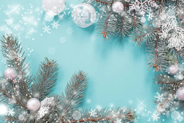 Decorações de Natal em fundo de papel azul — Fotografia de Stock