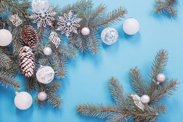 Рождественские украшения на фоне голубой бумаги 