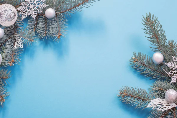 Weihnachtsdekoration auf blauem Papier Hintergrund — Stockfoto