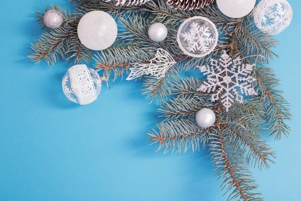 Decoraciones navideñas sobre fondo de papel azul —  Fotos de Stock