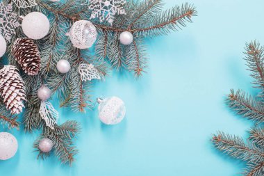 Mavi kağıt arka planda Noel süslemeleri 