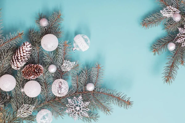 Decoraciones navideñas sobre fondo de papel azul —  Fotos de Stock