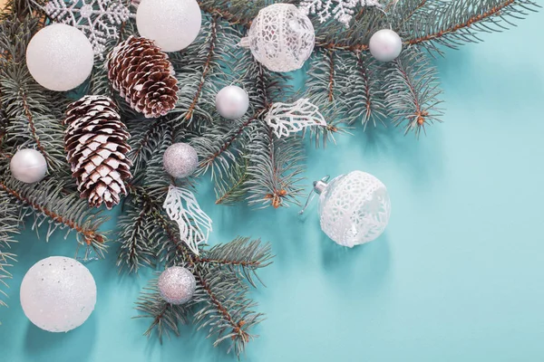 Kerst decoraties op blauw papier achtergrond — Stockfoto