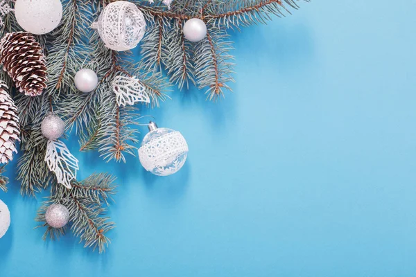 Рождественские украшения на фоне голубой бумаги — стоковое фото