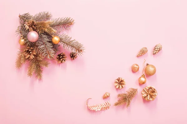 Fundo de Natal moderno bonito em cores douradas e rosa — Fotografia de Stock