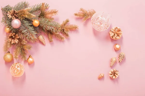 Schöne moderne Weihnachtshintergrund in Gold und rosa Farben — Stockfoto