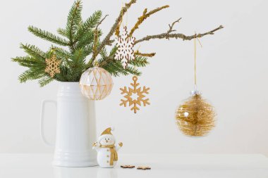 Modern Noel hayatı sürahi içinde, beyaz sırtlı kardan adamla