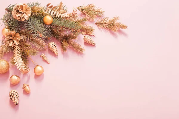 Hermoso fondo moderno de Navidad en oro y colores rosados —  Fotos de Stock