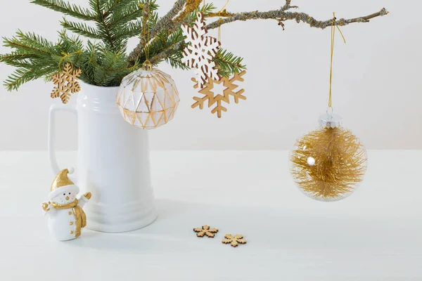 Modernes Weihnachtssillenleben im Krug mit Schneemann auf weißem Hintergrund — Stockfoto