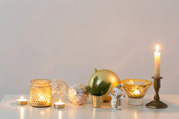 Kerst decoraties met weinig keramische sneeuwpop — Stockfoto