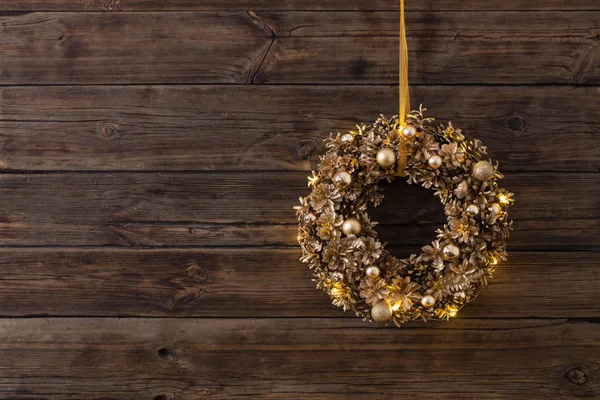 Natal coroa de ouro no velho fundo de madeira escura — Fotografia de Stock