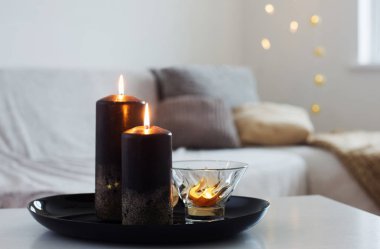 Beyaz masada siyah ve altın mumlar