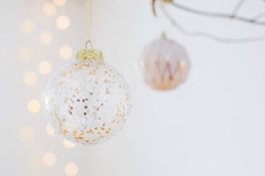 Noel baloları beyaz iç kısımda altın dallarda