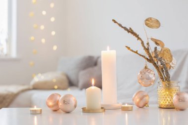 Evde mumlarla Noel süslemeleri.