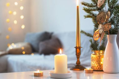 İçi beyaz mum dolu Noel süslemeleri. 