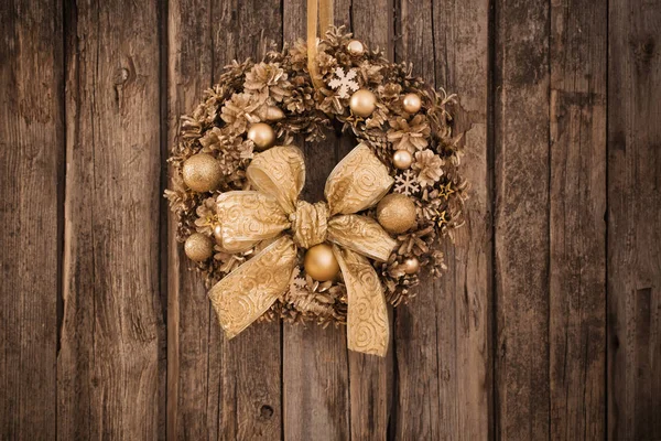 Corona de Navidad sobre fondo de madera vieja —  Fotos de Stock