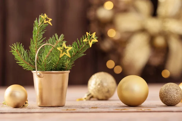 Boże Narodzenie złote kulki, gałązki jodły i wieniec na ciemnym drewnianym — Zdjęcie stockowe