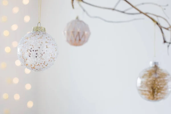 Weihnachtskugeln auf goldenem Zweig in weißem Inneren — Stockfoto