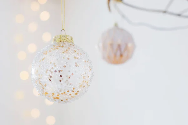 Weihnachtskugeln auf goldenem Zweig in weißem Inneren — Stockfoto