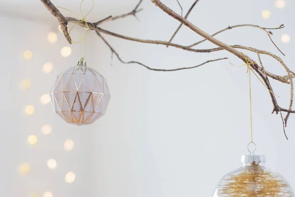 Weihnachtskugeln auf goldenem Zweig in weißem Inneren — Stockfoto