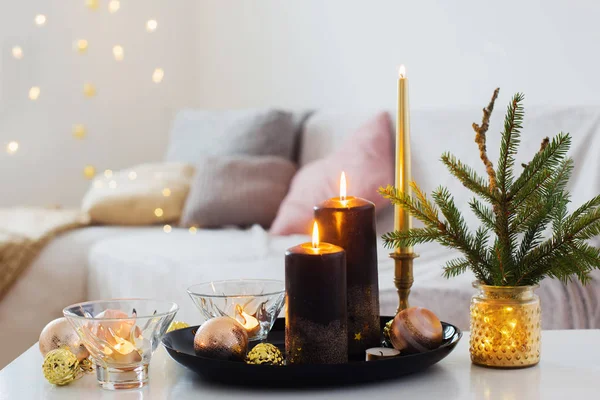 Zwart brandende kaarsen met kerstballen in wit interieur — Stockfoto