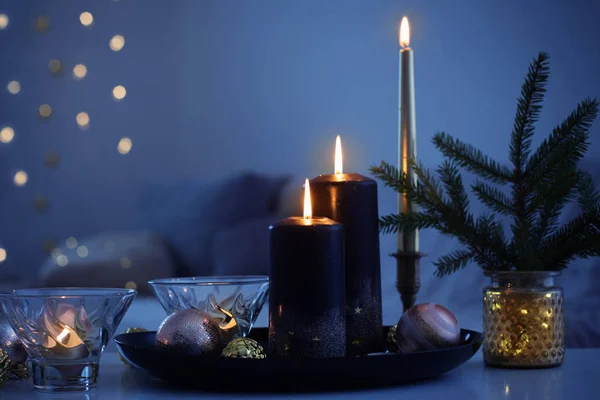 Velas queimando preto com bolas de Natal no interior branco — Fotografia de Stock