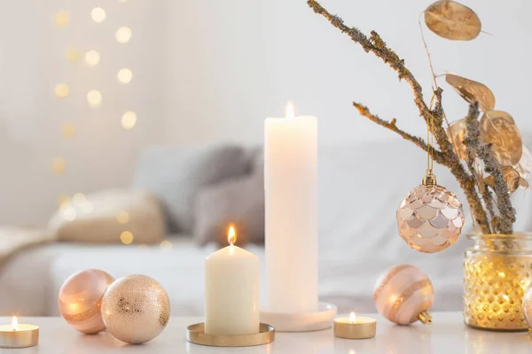 Vánoční dekorace se svíčkami doma — Stock fotografie