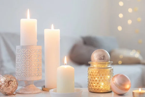 Vánoční dekorace se svíčkami doma — Stock fotografie