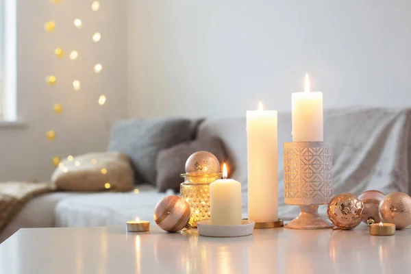 Decoraciones navideñas con velas en casa —  Fotos de Stock