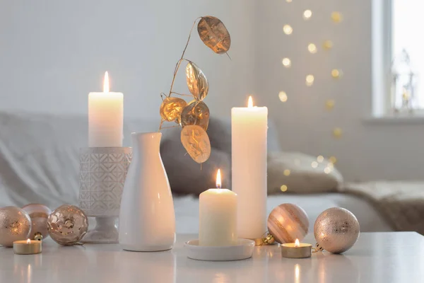 Decoraciones navideñas con velas en casa —  Fotos de Stock