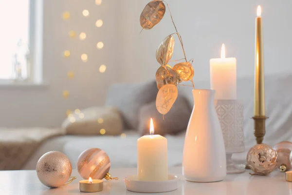 Karácsonyi dekorációk gyertyákkal otthon — Stock Fotó