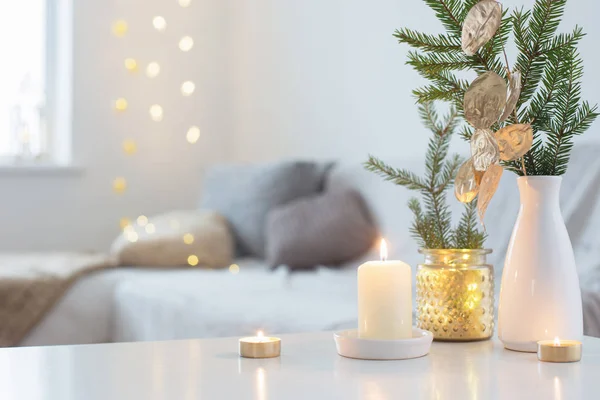 Christmas decorations with burning candles in white interior — Stock Photo, Image