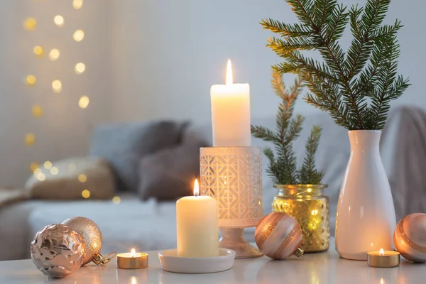 Karácsonyi dekorációk égő gyertyák fehér belső — Stock Fotó