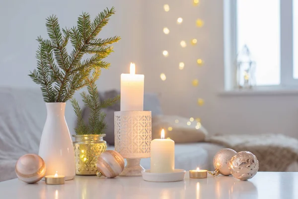 Decorazioni natalizie con candele accese in interni bianchi — Foto Stock